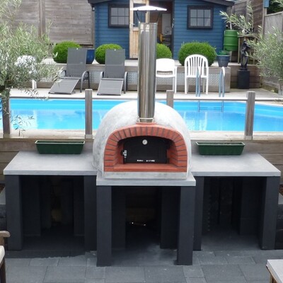 Calabrian_PoolPizzaOven.jpg